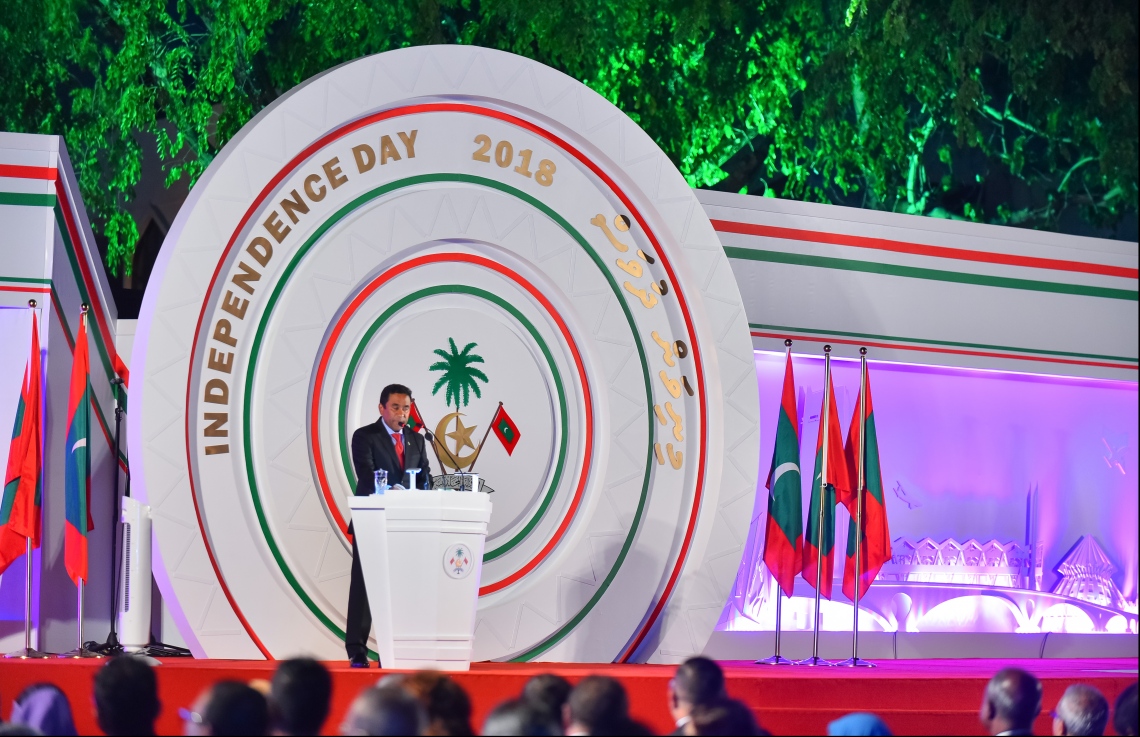 މާލެ: ޖުލައި 26، 2018- ރާއްޖޭގެ މިނިވަން ކަމަށް 53 އަހަރު ފުރުން ފާހަގަ ކުރުމަށް ޖުމްހޫރީ މައިދާނުގައި ބޭއްވި ރަސްމިއްޔާތުގައި ރައީސް އަބްދުﷲ ޔާމީން ވާހަކަފުޅު ދައްކަވަނީ.---ފޮޓޯ: ހުސައިން ވަހީދު/މިހާރު