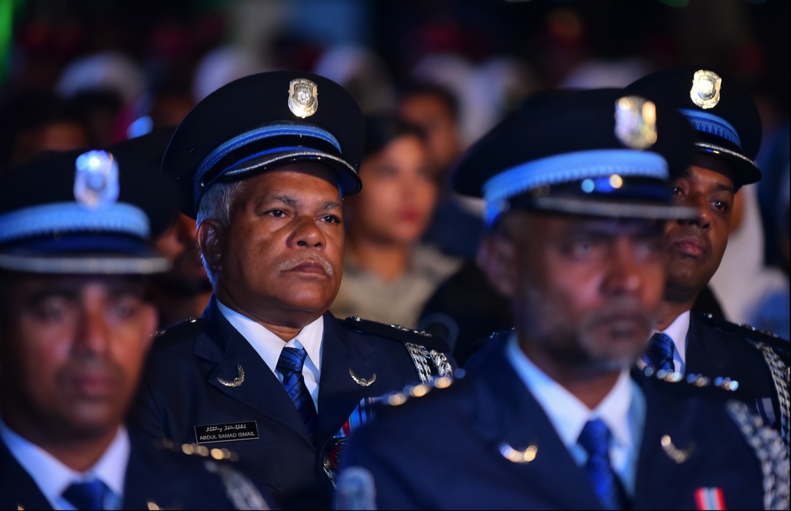 މާލެ: ޖުލައި 26، 2018- ރާއްޖޭގެ މިނިވަން ކަމަށް 53 އަހަރު ފުރުން ފާހަގަ ކުރުމަށް ޖުމްހޫރީ މައިދާނުގައި ބޭއްވި ރަސްމިއްޔާތުގައި ބައިވެރިވެވަޑައިގެންނެވި ފުލުހުންގެ ބައެއް އިސް އޮފިސަރުން.---ފޮޓޯ: ހުސައިން ވަހީދު/މިހާރު