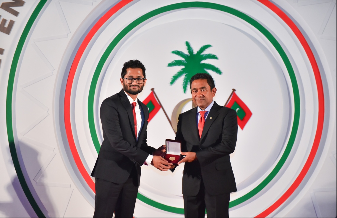 މާލެ: ޖުލައި 26، 2018- ރާއްޖޭގެ މިނިވަން ކަމަށް 53 އަހަރު ފުރުން ފާހަގަ ކުރުމަށް ޖުމްހޫރީ މައިދާނުގައި ބޭއްވި ރަސްމިއްޔާތުގައި ރައީސް ޔާމީން، އިނާމު ދެއްވަނީ.---ފޮޓޯ: ހުސައިން ވަހީދު/މިހާރު