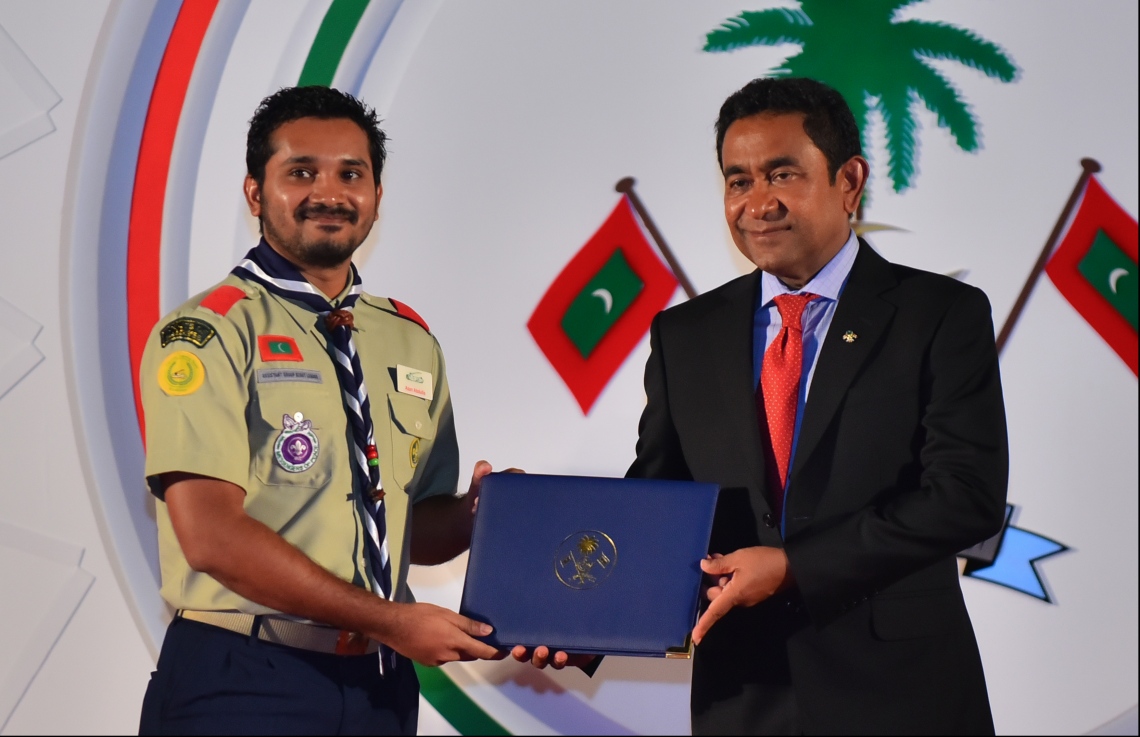 މާލެ: ޖުލައި 26، 2018- ރާއްޖޭގެ މިނިވަން ކަމަށް 53 އަހަރު ފުރުން ފާހަގަ ކުރުމަށް ޖުމްހޫރީ މައިދާނުގައި ބޭއްވި ރަސްމިއްޔާތުގައި، ސްކައުޓު ހަރަކާތުން ފާހަގަކޮށްލެވޭ ޒުވާނަކަށް ރައީސް ޔާމީން އިނާމު ދެއްވަނީ.---ފޮޓޯ: ހުސައިން ވަހީދު/މިހާރު