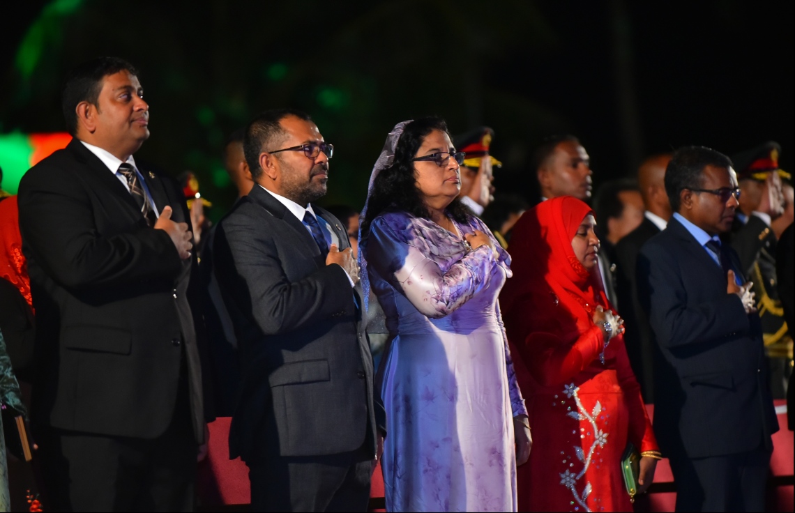 މާލެ: ޖުލައި 26، 2018- ރާއްޖޭގެ މިނިވަން ކަމަށް 53 އަހަރު ފުރުން ފާހަގަ ކުރުމަށް ޖުމްހޫރީ މައިދާނުގައި ބޭއްވި ރަސްމިއްޔާތުގައި ދައުލަތުގެ ބައެެއް ވަޒީރުން ގައުމީ ސަލާމް ވިދާޅުވަނީ.---ފޮޓޯ: ހުސައިން ވަހީދު/މިހާރު