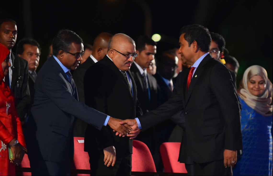 މާލެ: ޖުލައި 26، 2018- ރާއްޖޭގެ މިނިވަން ކަމަށް 53 އަހަރު ފުރުން ފާހަގަ ކުރުމަށް ޖުމްހޫރީ މައިދާނުގައި ބޭއްވި ރަސްމިއްޔާތުގައި ބައިވެރިވެވަޑައިގަތުމަށް ފަހު، ރައީސް ޔާމީން، އުއްތަމަ ފަނޑިޔާރު ޑރ. އަހުމަދު އަބްދުﷲ ދީދީއާ ސަލާމް ކުރައްވަނީ.---ފޮޓޯ: ހުސައިން ވަހީދު/މިހާރު