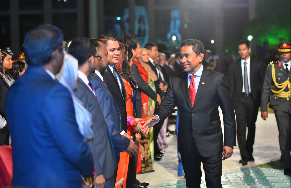 މާލެ: ޖުލައި 26، 2018- ރާއްޖޭގެ މިނިވަން ކަމަށް 53 އަހަރު ފުރުން ފާހަގަ ކުރުމަށް ޖުމްހޫރީ މައިދާނުގައި ބޭއްވި ރަސްމިއްޔާތަށް ރައީސް ޔާމީން ވަޑައިގެން، ދައުލަތުގެ ބައެއް އިސްވެރިންނާ ސަލާމް ކުރައްވަނީ.---ފޮޓޯ: ހުސައިން ވަހީދު/މިހާރު