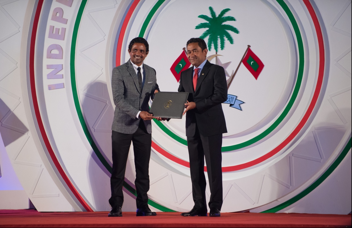 މާލެ: ޖުލައި 26، 2018- ރާއްޖޭގެ މިނިވަން ކަމަށް 53 އަހަރު ފުރުން ފާހަގަ ކުރުމަށް ޖުމްހޫރީ މައިދާނުގައި ބޭއްވި ރަސްމިއްޔާތުގައި، ރައީސް ޔާމީން އިނާމު ދެއްވަނީ.---ފޮޓޯ: ހުސައިން ވަހީދު/މިހާރު