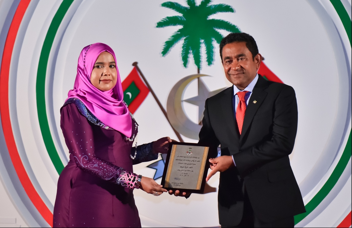 މާލެ: ޖުލައި 26، 2018- ރާއްޖޭގެ މިނިވަން ކަމަށް 53 އަހަރު ފުރުން ފާހަގަ ކުރުމަށް ޖުމްހޫރީ މައިދާނުގައި ބޭއްވި ރަސްމިއްޔާތުގައި، ރައީސް ޔާމީން އިނާމު ދެއްވަނީ.---ފޮޓޯ: ހުސައިން ވަހީދު/މިހާރު