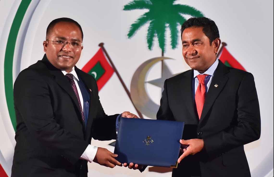 މާލެ: ޖުލައި 26، 2018- ރާއްޖޭގެ މިނިވަން ކަމަށް 53 އަހަރު ފުރުން ފާހަގަ ކުރުމަށް ޖުމްހޫރީ މައިދާނުގައި ބޭއްވި ރަސްމިއްޔާތުގައި، މަތީ ތައުލީމާއި ތަމްރީނު ކޯހަކުން އެންމެ މަތީ ވަނަ ހޯއްދަވާފައި ވާތީ ޑރ. މުހައްމަދު ޝިފާނަށް ރައީސް ޔާމީން އިނާމު ދެއްވަނީ.---ފޮޓޯ: ހުސައިން ވަހީދު/މިހާރު