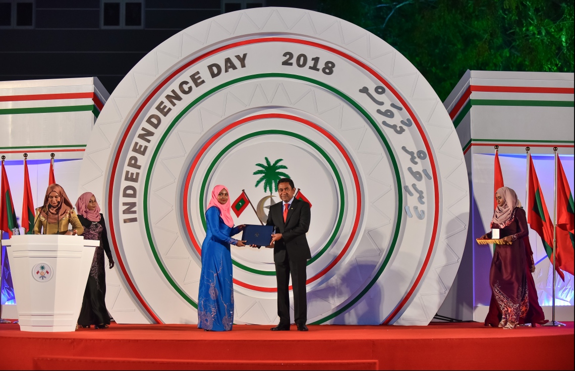 މާލެ: ޖުލައި 26، 2018- ރާއްޖޭގެ މިނިވަން ކަމަށް 53 އަހަރު ފުރުން ފާހަގަ ކުރުމަށް ޖުމްހޫރީ މައިދާނުގައި ބޭއްވި ރަސްމިއްޔާތުގައި، ރައީސް ޔާމީން އިނާމު ދެއްވަނީ.---ފޮޓޯ: ހުސައިން ވަހީދު/މިހާރު