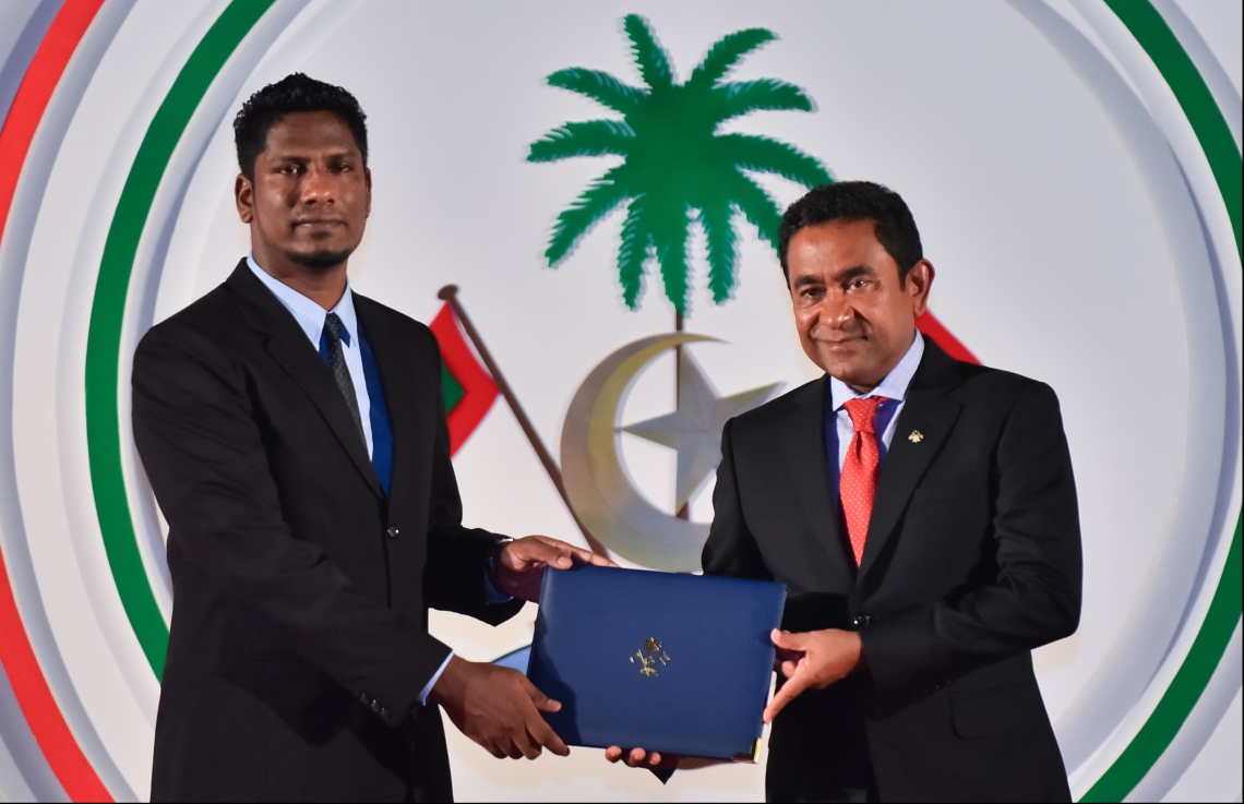 މާލެ: ޖުލައި 26، 2018- ރާއްޖޭގެ މިނިވަން ކަމަށް 53 އަހަރު ފުރުން ފާހަގަ ކުރުމަށް ޖުމްހޫރީ މައިދާނުގައި ބޭއްވި ރަސްމިއްޔާތުގައި، ރައީސް ޔާމީން އިނާމު ދެއްވަނީ.---ފޮޓޯ: ހުސައިން ވަހީދު/މިހާރު