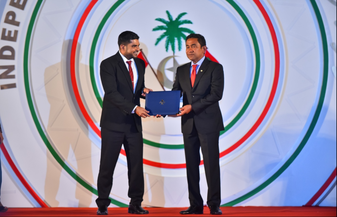 މާލެ: ޖުލައި 26، 2018- ރާއްޖޭގެ މިނިވަން ކަމަށް 53 އަހަރު ފުރުން ފާހަގަ ކުރުމަށް ޖުމްހޫރީ މައިދާނުގައި ބޭއްވި ރަސްމިއްޔާތުގައި، ރައީސް ޔާމީން އިނާމު ދެއްވަނީ.---ފޮޓޯ: ހުސައިން ވަހީދު/މިހާރު