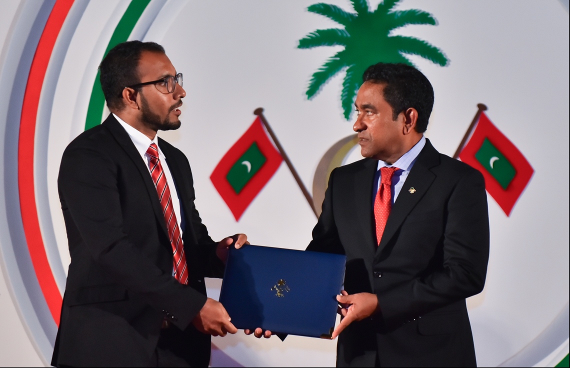 މާލެ: ޖުލައި 26، 2018- ރާއްޖޭގެ މިނިވަން ކަމަށް 53 އަހަރު ފުރުން ފާހަގަ ކުރުމަށް ޖުމްހޫރީ މައިދާނުގައި ބޭއްވި ރަސްމިއްޔާތުގައި، ރައީސް ޔާމީން އިނާމު ދެއްވަނީ.---ފޮޓޯ: ހުސައިން ވަހީދު/މިހާރު