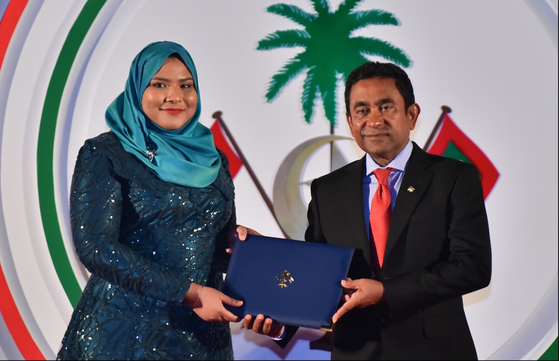 މާލެ: ޖުލައި 26، 2018- ރާއްޖޭގެ މިނިވަން ކަމަށް 53 އަހަރު ފުރުން ފާހަގަ ކުރުމަށް ޖުމްހޫރީ މައިދާނުގައި ބޭއްވި ރަސްމިއްޔާތުގައި، ރައީސް ޔާމީން އިނާމު ދެއްވަނީ.---ފޮޓޯ: ހުސައިން ވަހީދު/މިހާރު