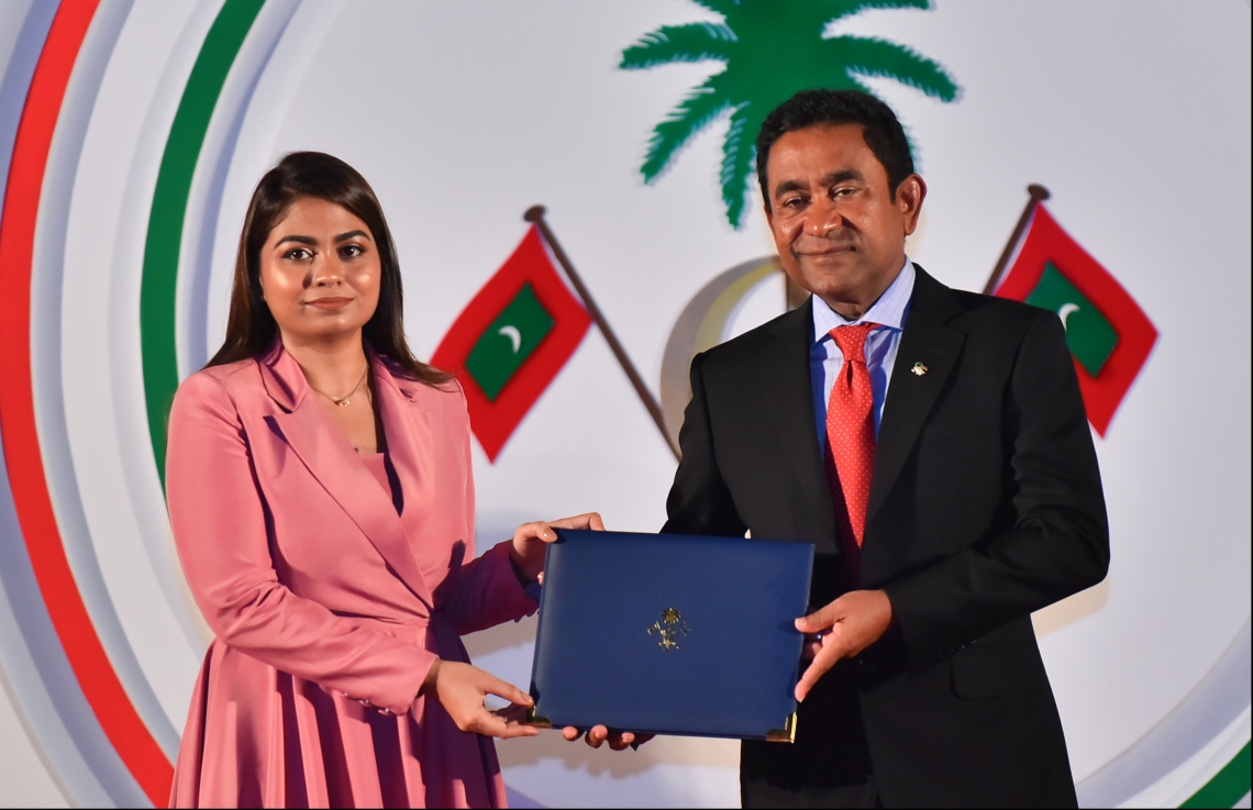 މާލެ: ޖުލައި 26، 2018- ރާއްޖޭގެ މިނިވަން ކަމަށް 53 އަހަރު ފުރުން ފާހަގަ ކުރުމަށް ޖުމްހޫރީ މައިދާނުގައި ބޭއްވި ރަސްމިއްޔާތުގައި، ޒުވާނަކަށް ރައީސް ޔާމީން އިނާމު ދެއްވަނީ.---ފޮޓޯ: ހުސައިން ވަހީދު/މިހާރު