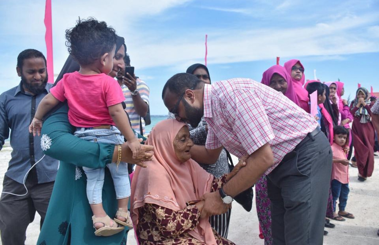 ޝަހީމް އޭނާގެ ރަށް މާމެންދޫއަށް ވަޑައިގަތުމުން މަރުހަބާ ދެއްނެވުމަށް ގޮސް އިންނެވި ބޮޑުދައިތައަށް ބޮސް ދެއްވަނީ-- ފޮޓޯ: ޕީޕީއެމް