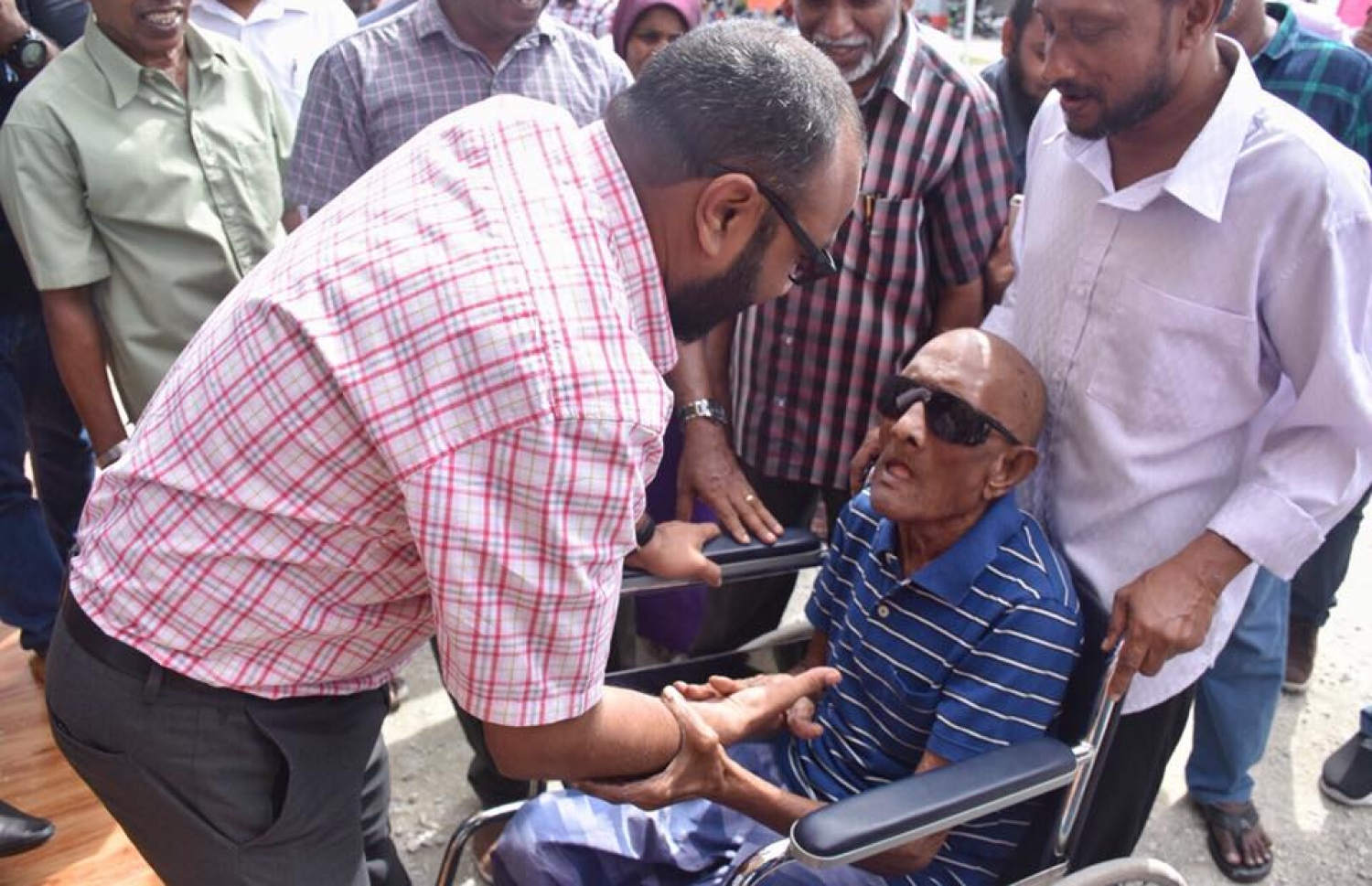 ޝަހީމް އޭނާގެ ރަށް ކަމަށްވާ ގއ. މާމެންދޫއަށް ވަޑައިގަތުމުން އޭނާގެ ކާފަ މަރުހަބާ ދައްނަވަނީ-- ފޮޓޯ: ޕީޕީއެމް