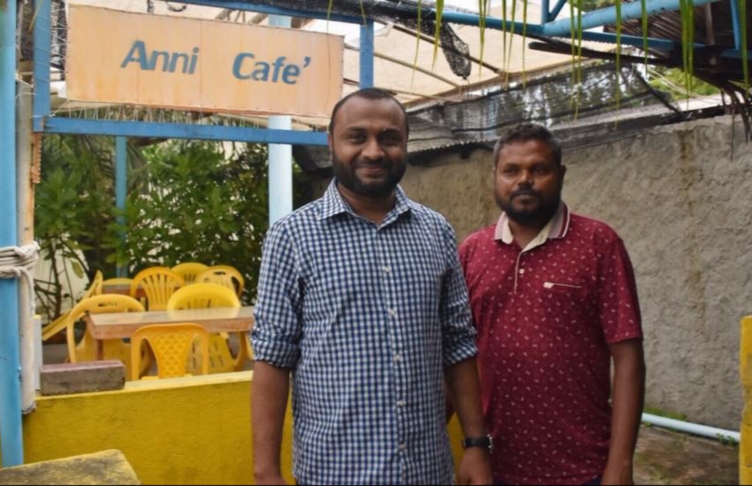 ޑރ. ޝަހީމް ކޮލަމާފުއްޓަށް ވަޑައިގެން، އެމްޑީޕީގެ ސަޕޯޓަރަކާ އެކު ފޮޓޯއެއް ނަންގަވަނީ.