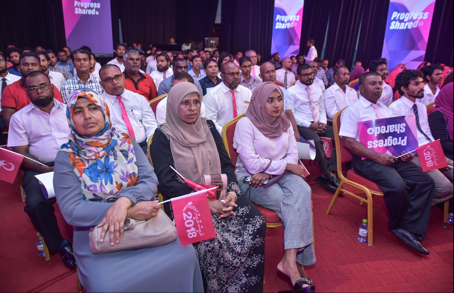 ރައީސް ޔާމީނާ، ޕީޕީއެމްގެ ރިޔާސީ ޓިކެޓު ހަވާލު ކުރުމަށް ރޭ ބޭއްވި ޖަލްސާގައި.---ފޮޓޯ: ނިޝާން އަލީ/މިހާރު