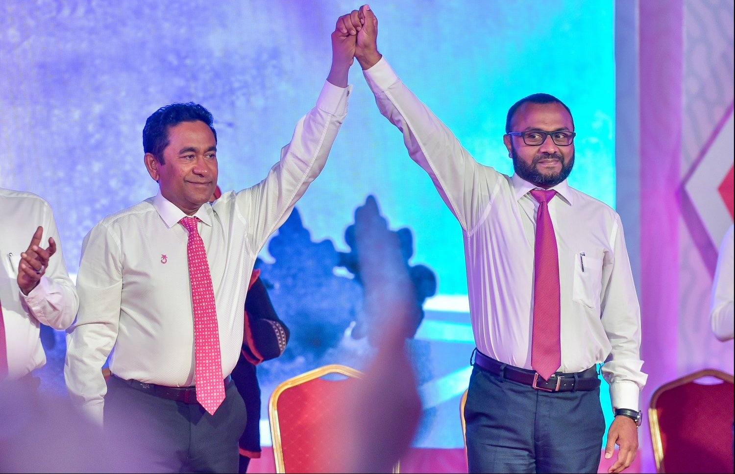 ރައީސް އަބްދުﷲ ޔާމީނާއި ޝަހީމް އަތް ގުޅުވާލައިގެން.---ފޮޓޯ: ނިޝާން އަލީ/މިހާރު