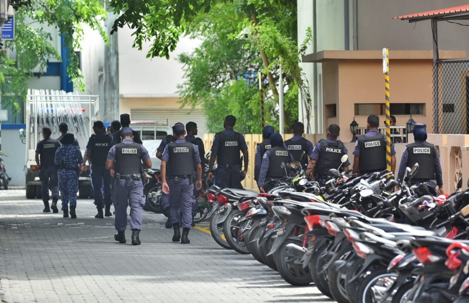 ފުލުހުން މަޖިލިސް ކުރާގޭ ސަރަހައްދުގައި ހަރަކާތްތެރިވަނީ. - ފޮޓޯ: ހުސެއިން ވަހީދު/ މިހާރު