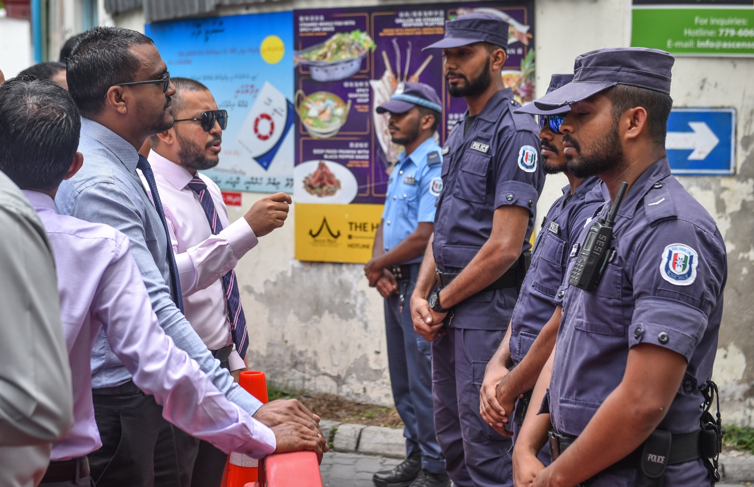 12 މެންބަރުންގެ ތެރެއިން ބައެއް މެމްބަރުން އިއްޔެ މަޖިލީހަށް ވަޑައިގަތުމުން ފުލުހުން ހުރަސް އަޅާފައި-- ފޮޓޯ: ނިޝާން އަލީ/މިހާރު