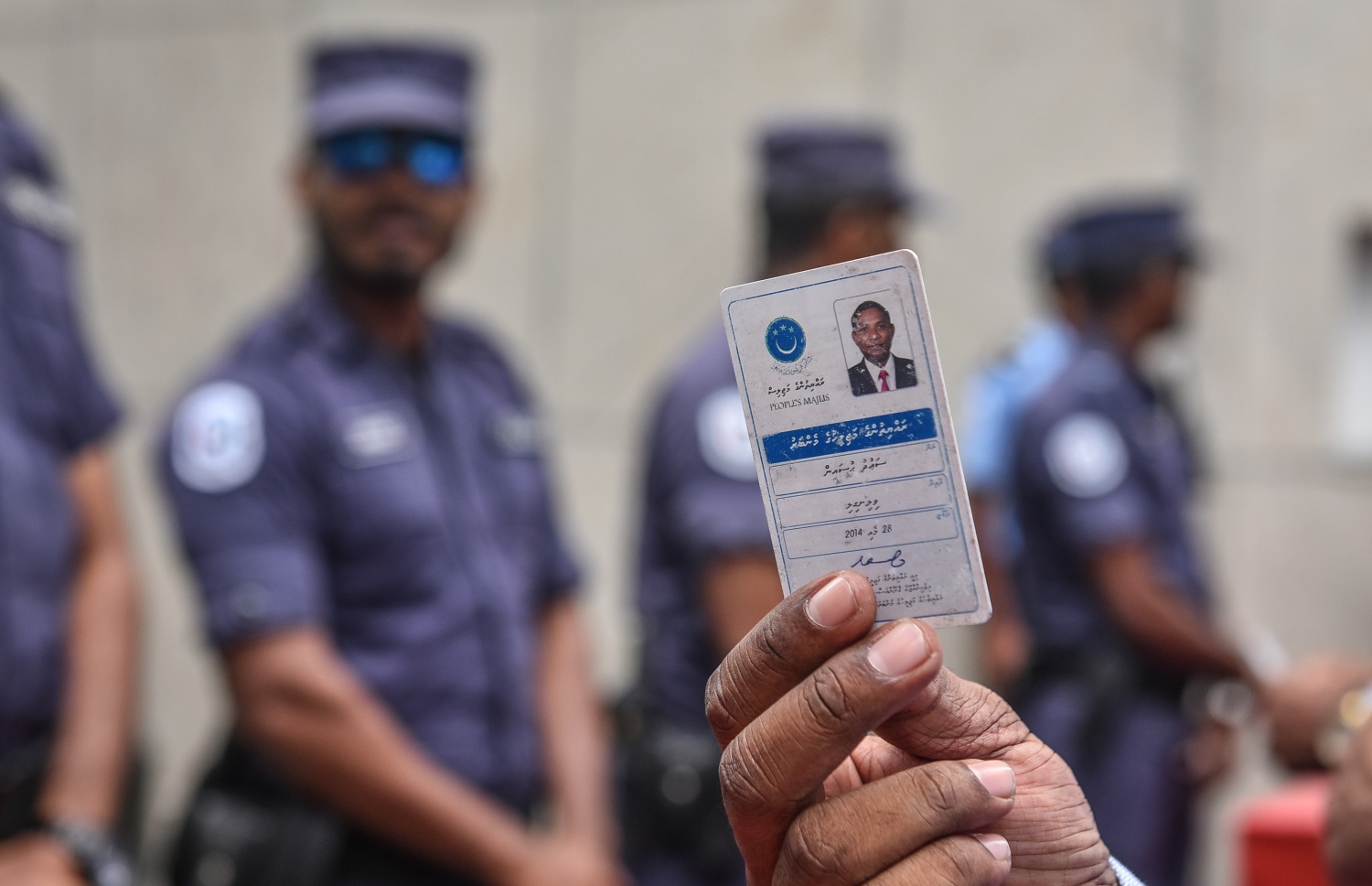 12 މެންބަރުންގެ ތެރެއިން ބައެއް މެމްބަރުން އިއްޔެ މަޖިލީހަށް ވަޑައިގަތުމުން ފުލުހުން ހުރަސް އަޅާތީ، އެ ބޭފުޅުންނަކީ މެންބަރުންކަން އެނގޭ މަޖިލީހުގެ ކާޑު ފުލުހުންނަށް ދައްކަވަނީ. -- ފޮޓޯ: ނިޝާން އަލީ/މިހާރު