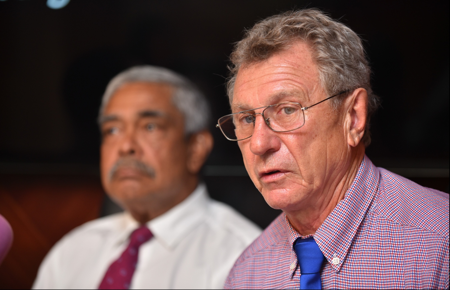 އެއާ ޓުއާ އޮޕެރޭޓާސްގެ މެނޭޖިން ޑިރެކްޓަރު ކޭތު ނޫސްވެރިންނާ ވާހަކަ ދައްކަވަނީ-- ފޮޓޯ: ހުސައިން ވަހީދު/މިހާރު