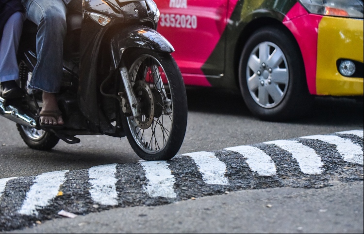 ހުޅުމާލޭގައި ރަބަރު ބަމްޕަރުތަކެއް ހަރުކުރަނީ