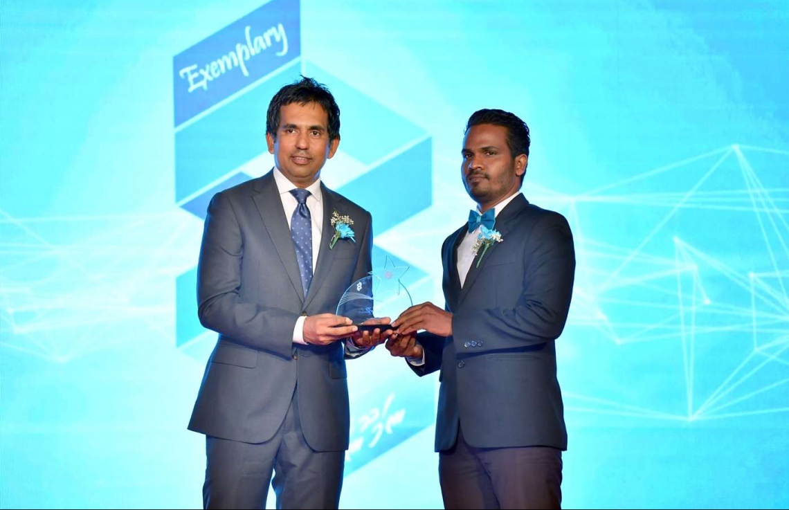 މާލެ: އޮގަސްޓް 3، 2018: މޯލްޑިވްސް އިންލަންޑް ރެވެނިއު އޮތޯރިޓީ (މީރާ)ގެ އަށް ވަނަ އަހަރީ ދުވަސް ފާހަގަކުރަން ދަރުބާރުގޭގައި ބޭއްވި ހަފުލާގެ ތެރެއިން: ނައިބު ރައީސް އަބްދުﷲ ޖިހާދު ޝަރަފުވެރިކޮށްދެއްވި މިހަފްލާގައި މީރާއިން މި އަހަރު ވެސް ވަނީ އެންމެ ގިނައިން ޓެކްސް ދެއްކި ފަރާތްތަކަށް، ތަފާތު 11 ގިންތިއަކުން 17 ފަރާތަކަށް ރަންލާރި އެވޯޑު ދީފައި.---ފޮޓޯ: ރައީސް އޮފީސް