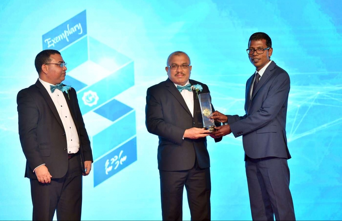 މާލެ: އޮގަސްޓް 3، 2018: މޯލްޑިވްސް އިންލަންޑް ރެވެނިއު އޮތޯރިޓީ (މީރާ)ގެ އަށް ވަނަ އަހަރީ ދުވަސް ފާހަގަކުރަން ދަރުބާރުގޭގައި ބޭއްވި ހަފުލާގެ ތެރެއިން: ނައިބު ރައީސް އަބްދުﷲ ޖިހާދު ޝަރަފުވެރިކޮށްދެއްވި މިހަފްލާގައި މީރާއިން މި އަހަރު ވެސް ވަނީ އެންމެ ގިނައިން ޓެކްސް ދެއްކި ފަރާތްތަކަށް، ތަފާތު 11 ގިންތިއަކުން 17 ފަރާތަކަށް ރަންލާރި އެވޯޑު ދީފައި.---ފޮޓޯ: ރައީސް އޮފީސް