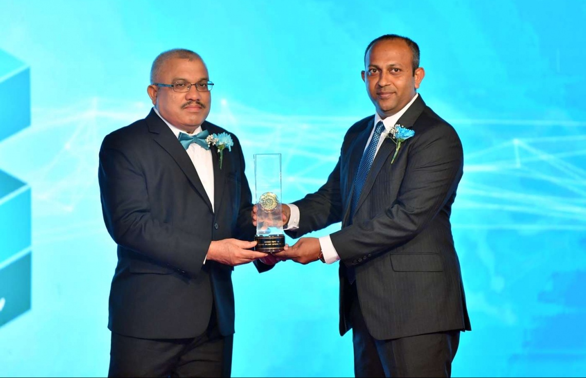 މާލެ: އޮގަސްޓް 3، 2018: މޯލްޑިވްސް އިންލަންޑް ރެވެނިއު އޮތޯރިޓީ (މީރާ)ގެ އަށް ވަނަ އަހަރީ ދުވަސް ފާހަގަކުރަން ދަރުބާރުގޭގައި ބޭއްވި ހަފުލާގެ ތެރެއިން: ނައިބު ރައީސް އަބްދުﷲ ޖިހާދު ޝަރަފުވެރިކޮށްދެއްވި މިހަފްލާގައި މީރާއިން މި އަހަރު ވެސް ވަނީ އެންމެ ގިނައިން ޓެކްސް ދެއްކި ފަރާތްތަކަށް، ތަފާތު 11 ގިންތިއަކުން 17 ފަރާތަކަށް ރަންލާރި އެވޯޑު ދީފައި.---ފޮޓޯ: ރައީސް އޮފީސް