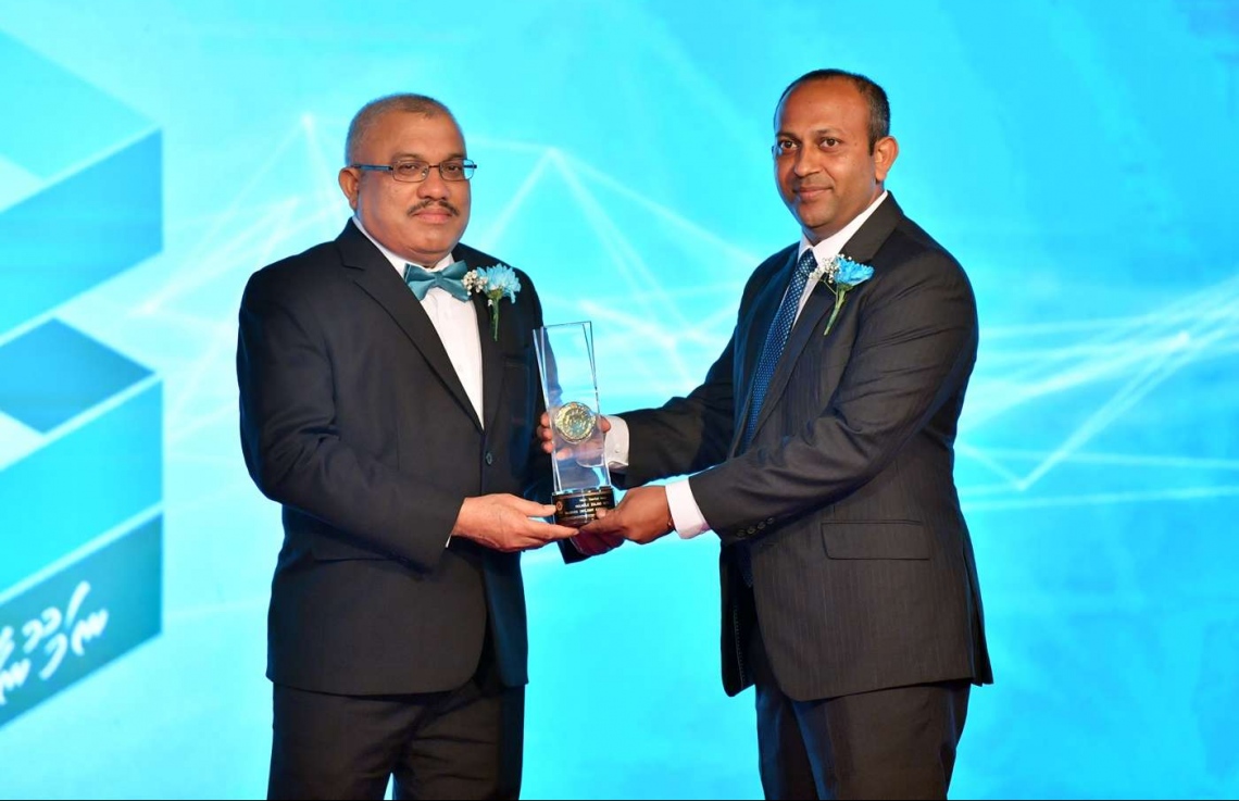 މާލެ: އޮގަސްޓް 3، 2018: މޯލްޑިވްސް އިންލަންޑް ރެވެނިއު އޮތޯރިޓީ (މީރާ)ގެ އަށް ވަނަ އަހަރީ ދުވަސް ފާހަގަކުރަން ދަރުބާރުގޭގައި ބޭއްވި ހަފުލާގެ ތެރެއިން: ނައިބު ރައީސް އަބްދުﷲ ޖިހާދު ޝަރަފުވެރިކޮށްދެއްވި މިހަފްލާގައި މީރާއިން މި އަހަރު ވެސް ވަނީ އެންމެ ގިނައިން ޓެކްސް ދެއްކި ފަރާތްތަކަށް، ތަފާތު 11 ގިންތިއަކުން 17 ފަރާތަކަށް ރަންލާރި އެވޯޑު ދީފައި.---ފޮޓޯ: ރައީސް އޮފީސް