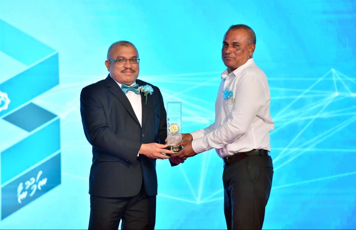 މާލެ: އޮގަސްޓް 3، 2018: މޯލްޑިވްސް އިންލަންޑް ރެވެނިއު އޮތޯރިޓީ (މީރާ)ގެ އަށް ވަނަ އަހަރީ ދުވަސް ފާހަގަކުރަން ދަރުބާރުގޭގައި ބޭއްވި ހަފުލާގެ ތެރެއިން: ނައިބު ރައީސް އަބްދުﷲ ޖިހާދު ޝަރަފުވެރިކޮށްދެއްވި މިހަފްލާގައި މީރާއިން މި އަހަރު ވެސް ވަނީ އެންމެ ގިނައިން ޓެކްސް ދެއްކި ފަރާތްތަކަށް، ތަފާތު 11 ގިންތިއަކުން 17 ފަރާތަކަށް ރަންލާރި އެވޯޑު ދީފައި.---ފޮޓޯ: ރައީސް އޮފީސް