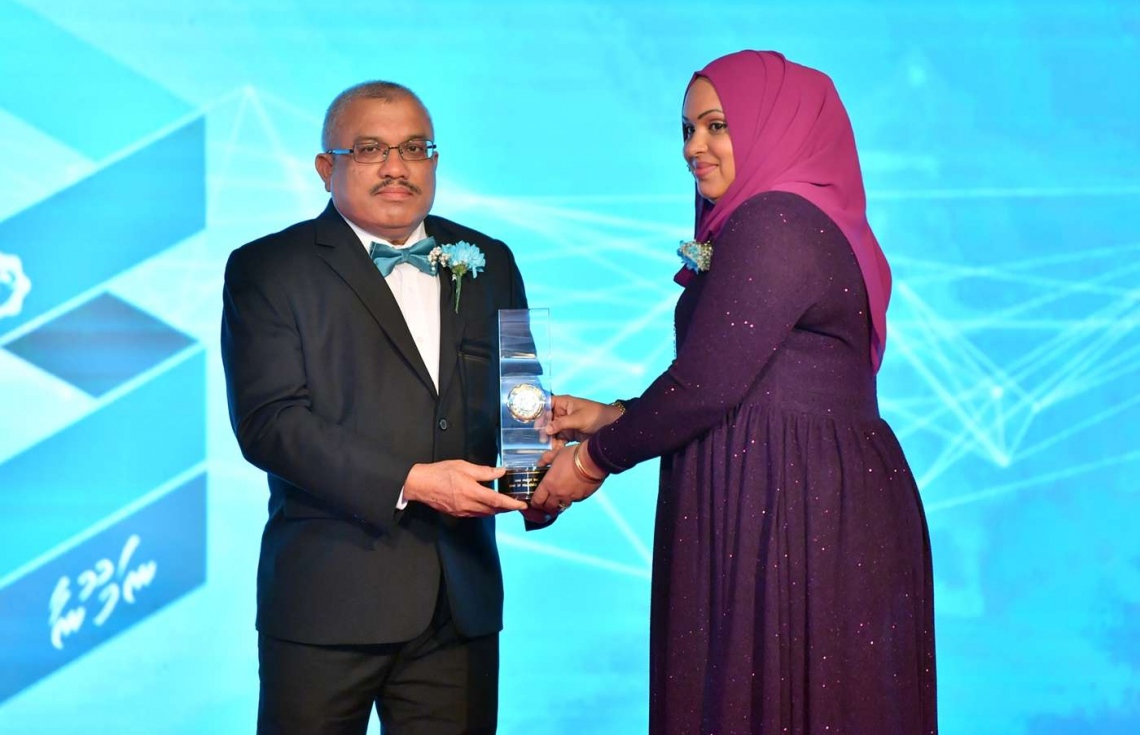 މާލެ: އޮގަސްޓް 3، 2018: މޯލްޑިވްސް އިންލަންޑް ރެވެނިއު އޮތޯރިޓީ (މީރާ)ގެ އަށް ވަނަ އަހަރީ ދުވަސް ފާހަގަކުރަން ދަރުބާރުގޭގައި ބޭއްވި ހަފުލާގެ ތެރެއިން: ނައިބު ރައީސް އަބްދުﷲ ޖިހާދު ޝަރަފުވެރިކޮށްދެއްވި މިހަފްލާގައި މީރާއިން މި އަހަރު ވެސް ވަނީ އެންމެ ގިނައިން ޓެކްސް ދެއްކި ފަރާތްތަކަށް، ތަފާތު 11 ގިންތިއަކުން 17 ފަރާތަކަށް ރަންލާރި އެވޯޑު ދީފައި.---ފޮޓޯ: ރައީސް އޮފީސް