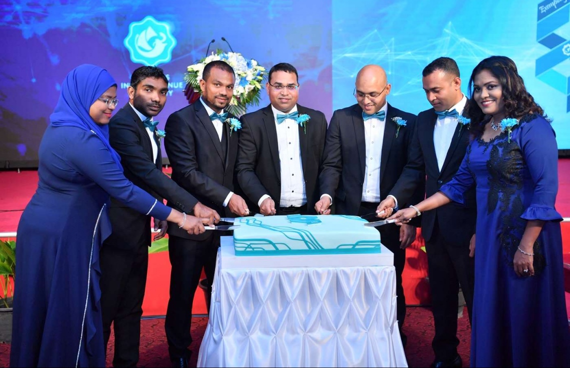 މާލެ: އޮގަސްޓް 3، 2018: މޯލްޑިވްސް އިންލަންޑް ރެވެނިއު އޮތޯރިޓީ (މީރާ)ގެ އަށް ވަނަ އަހަރީ ދުވަސް ފާހަގަކުރަން ދަރުބާރުގޭގައި ބޭއްވި ހަފުލާގެ ތެރެއިން: ނައިބު ރައީސް އަބްދުﷲ ޖިހާދު ޝަރަފުވެރިކޮށްދެއްވި މިހަފްލާގައި މީރާއިން މި އަހަރު ވެސް ވަނީ އެންމެ ގިނައިން ޓެކްސް ދެއްކި ފަރާތްތަކަށް، ތަފާތު 11 ގިންތިއަކުން 17 ފަރާތަކަށް ރަންލާރި އެވޯޑު ދީފައި.---ފޮޓޯ: ރައީސް އޮފީސް