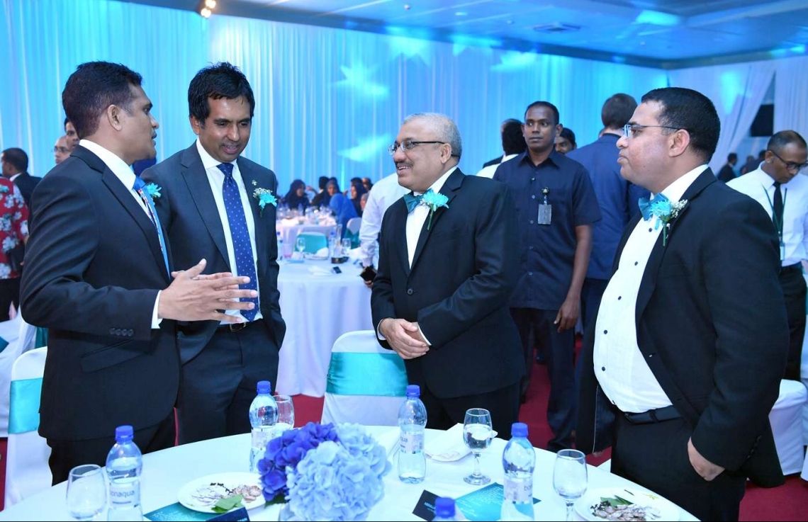 މާލެ: އޮގަސްޓް 3، 2018: މޯލްޑިވްސް އިންލަންޑް ރެވެނިއު އޮތޯރިޓީ (މީރާ)ގެ އަށް ވަނަ އަހަރީ ދުވަސް ފާހަގަކުރަން ދަރުބާރުގޭގައި ބޭއްވި ހަފުލާގެ ތެރެއިން: ނައިބު ރައީސް އަބްދުﷲ ޖިހާދު ޝަރަފުވެރިކޮށްދެއްވި މިހަފްލާގައި މީރާއިން މި އަހަރު ވެސް ވަނީ އެންމެ ގިނައިން ޓެކްސް ދެއްކި ފަރާތްތަކަށް، ތަފާތު 11 ގިންތިއަކުން 17 ފަރާތަކަށް ރަންލާރި އެވޯޑު ދީފައި.---ފޮޓޯ: ރައީސް އޮފީސް