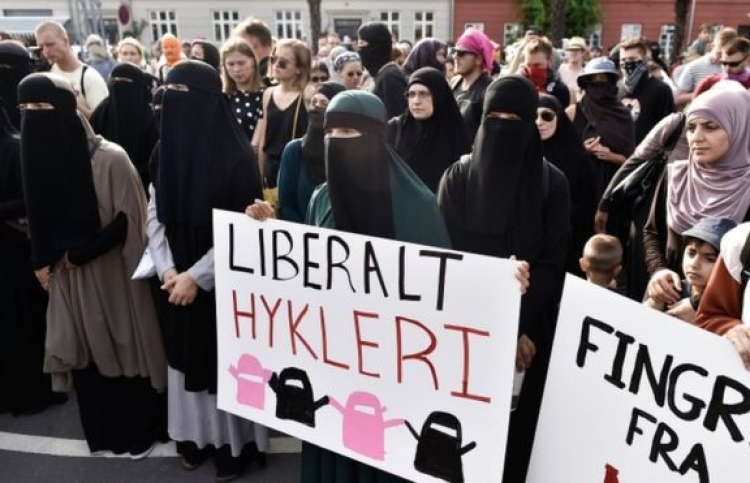 މޫނު ބުރުގާ އެޅި ޑެންމާކުގެ އަންހެނަކު ޖޫރިމަނާކޮށްފި