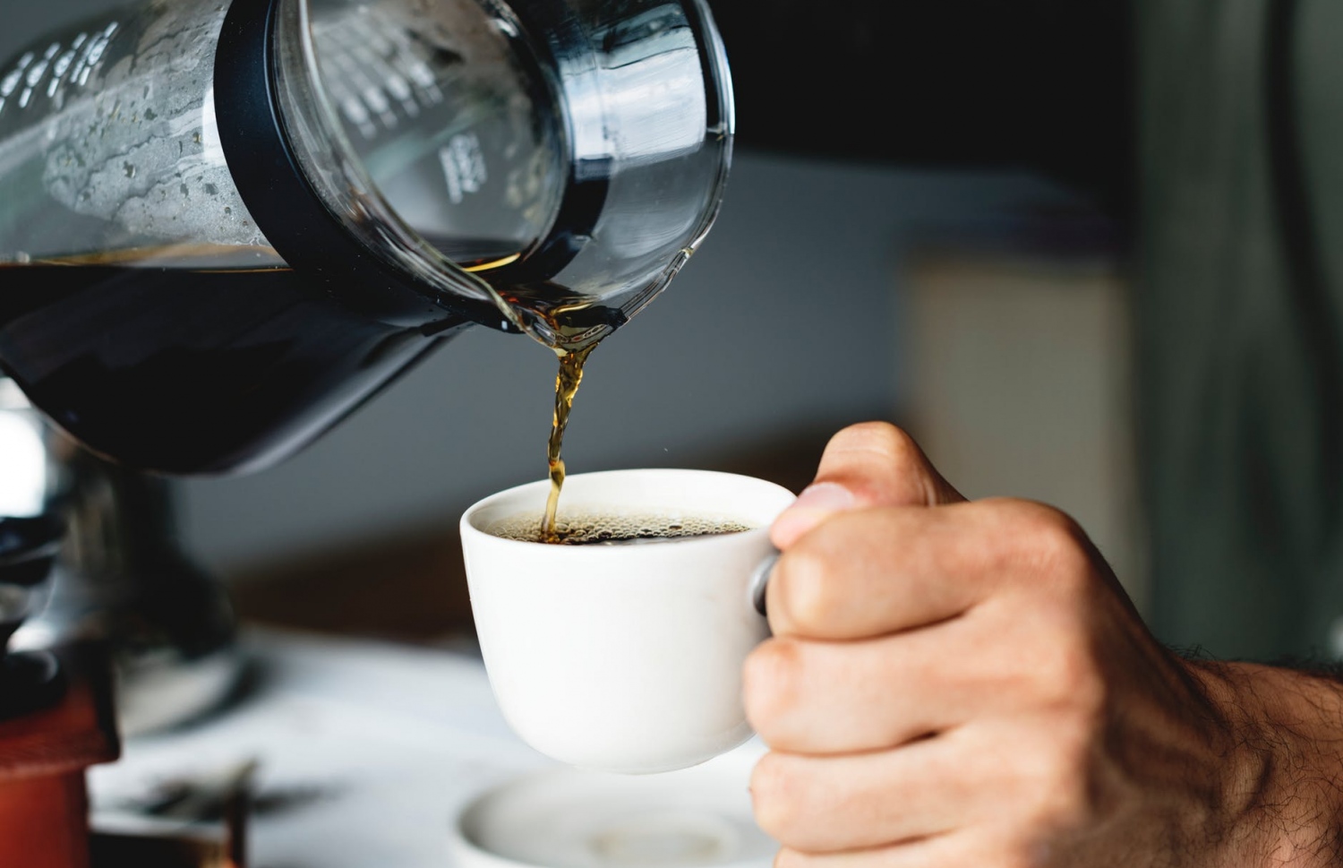 މީހަކު ތަށްޓަކަށް ކޮފީ އަޅަނީ.