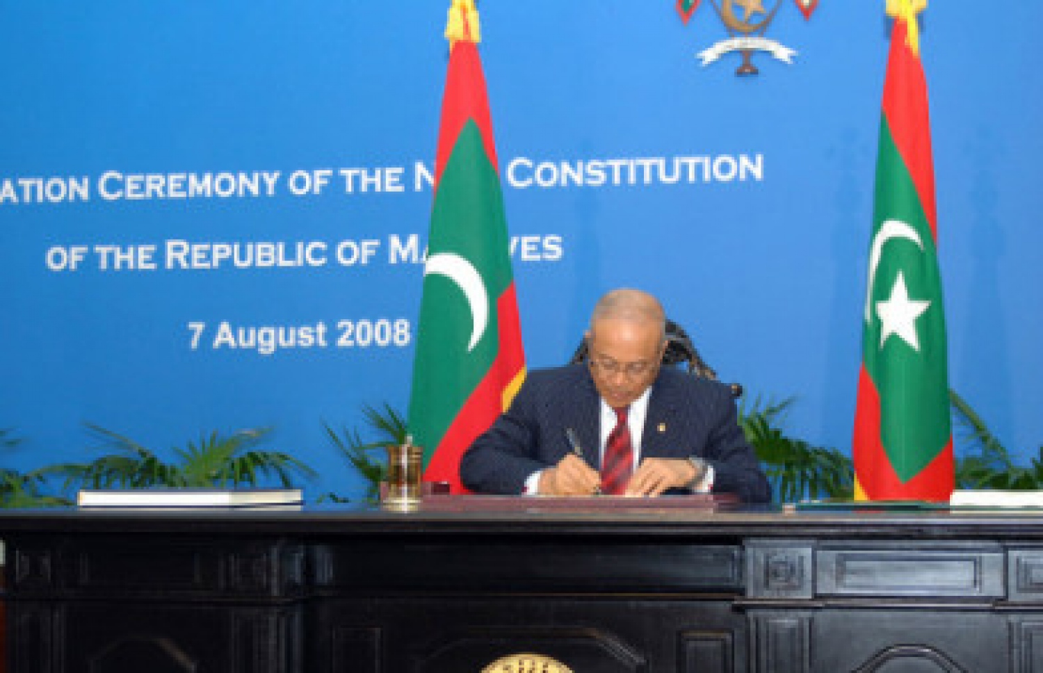 މިހާރުގެ ގާނޫނުއަސާސީ، އޭރުގެ ރައީސް މައުމޫން އޯގަސްޓް 7، 2008 ގައި ތަސްދީގު ކުރައްވަނީ.