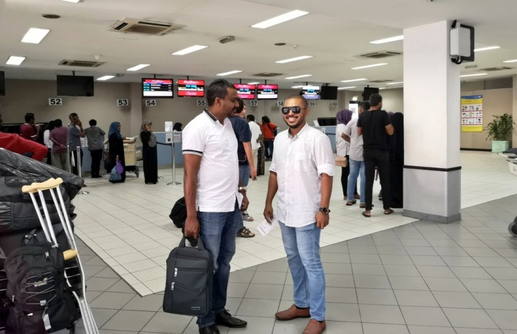 މެމްބަރު އަމީތާއި އަބުޅޯ ދޫކޮށްލައިފި