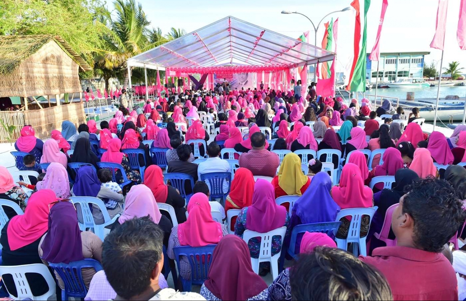 ރައީސް ޔާމީން ވިލިނގިލީގައި ވާހަކަފުޅު ދައްކަވާއިރު، ޖަލްސާގެ ބައިވެރިން އަޑު އައްސަވަނީ. --ރައީސް އޮފީސް