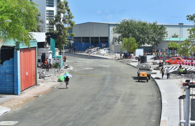 ބޮޑުތަކުރުފާނު މަގުގެ ބާކީ ބައިގައި ތާރު އަޅަނީ