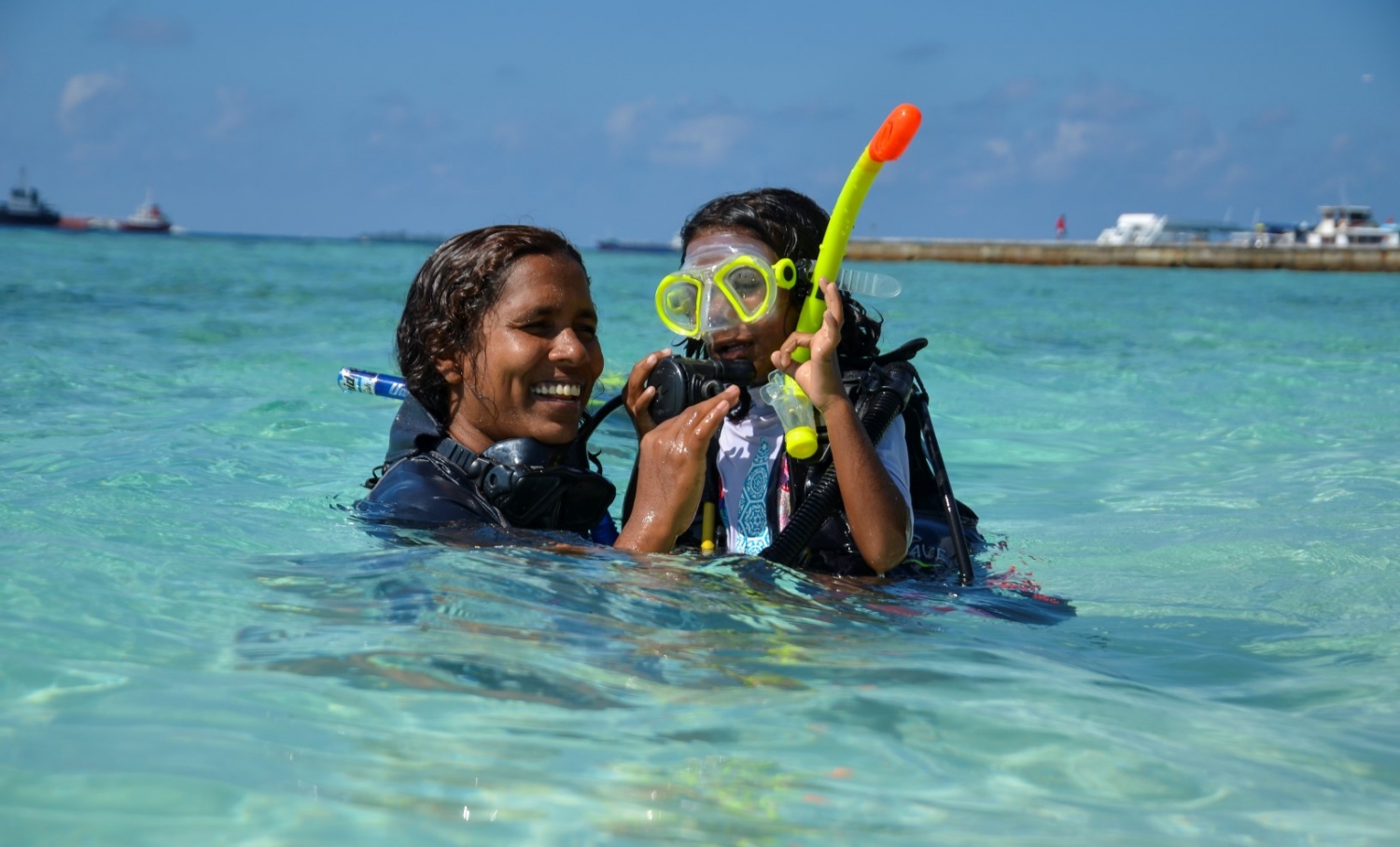 ޒޫނާ މޫދުގައި: އޭނާގެ ގިނަ ވަގުތުތައް ހޭދަކުރަނީ މޫދާއި ކަނޑުގައި