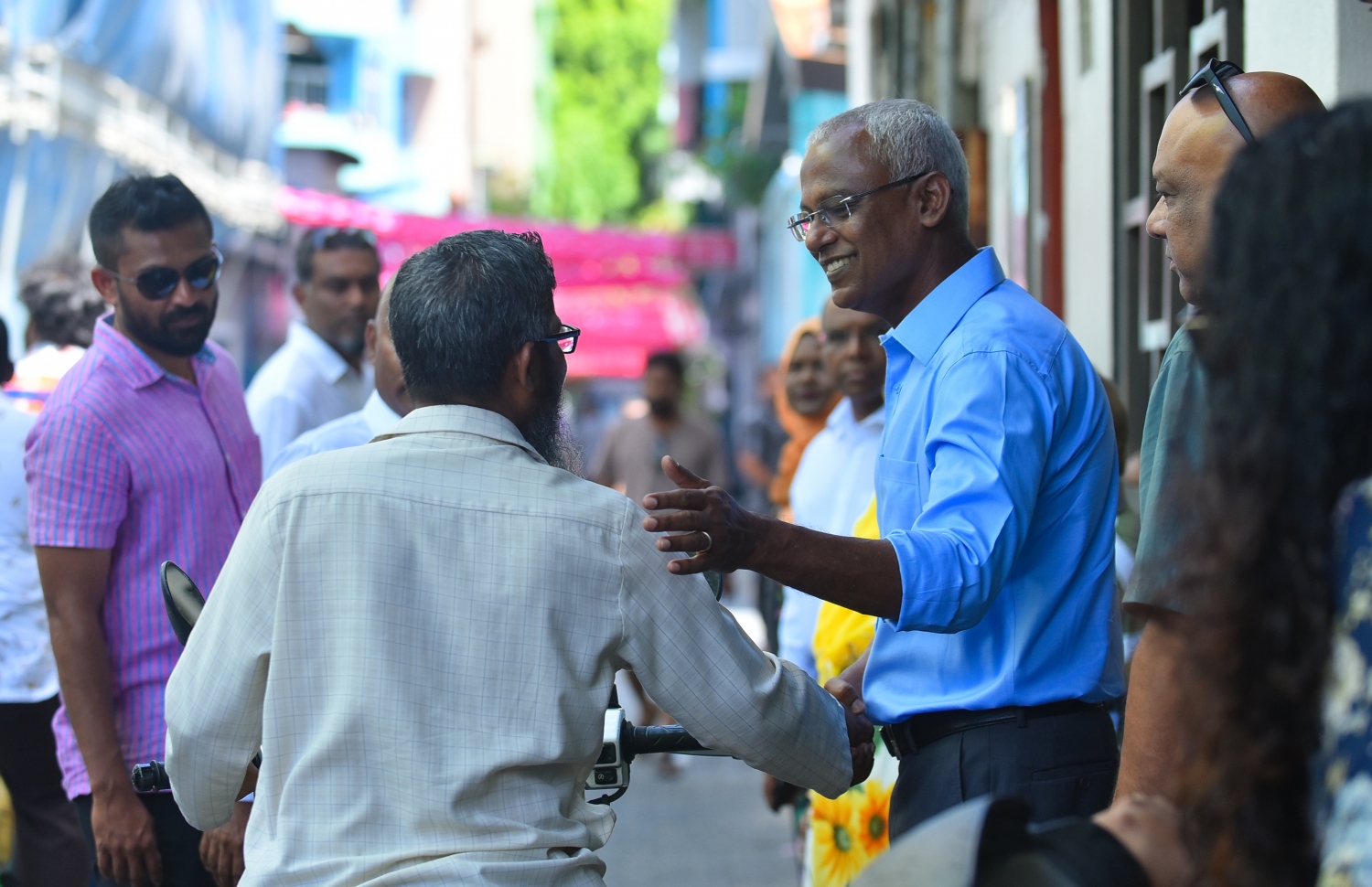 އިބޫ އިއްޔެ، މާލޭގައި ދިރިއުޅޭ ރައްޔިތުންނާ ބައްދަލު ކުރައްވަނީ. - ފޮޓޯ: މިހާރު