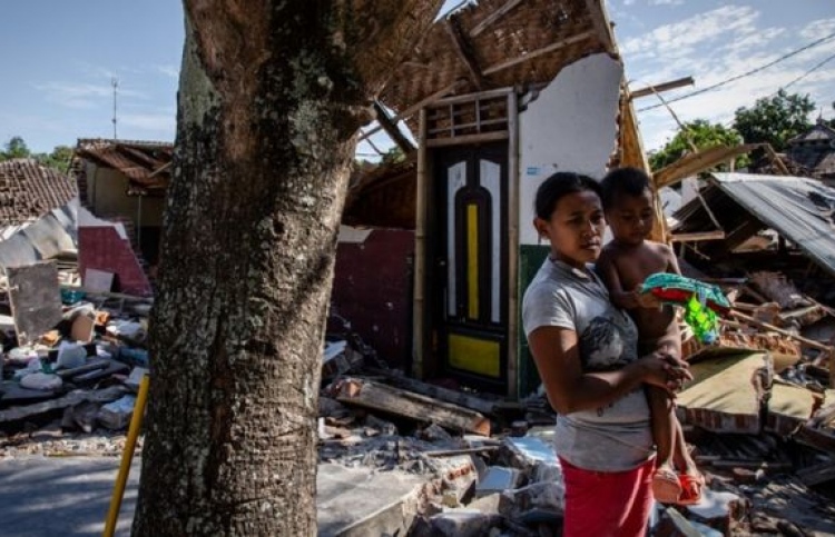 އިންޑޮނީޝިއާއަށް ބާރުގަދަ ބިންހެލުމެއް، ސުނާމީގެއިންޒާރު