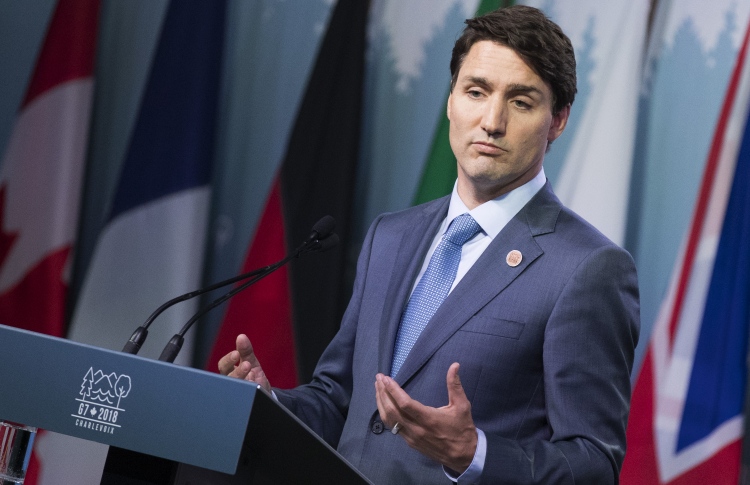 ޕާޓީގެ ކޯޅުމާ ހެދި ކެނެޑާގެ ބޮޑުވަޒީރު އިސްތިއުފާ ދެނީ