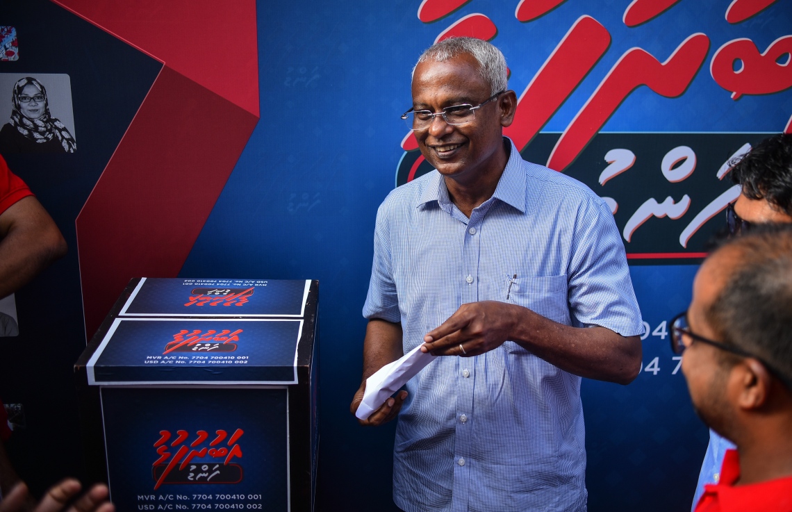 މާލެ: އޮގަސްޓް 10، 2018- އިދިކޮޅު ކޯލިޝަނުން ބޭއްވި މުޒާހަރާއެއްގައި ދެއްކި ވާހަކަތަކެއް ބްރޯޑްކާސްޓް ކުރުމުން ދެ މިލިއަން ރުފިޔާއިން ޖޫރިމަނާ ކޮށްފައިވާ ރާއްޖެ ޓީވީ އަށް އެ ފައިސާ ހޯދައިދޭން "އަބުރުފުޅު ފަންޑު" ގެ ނަމުގައި ފޮއްޓެއް ރަސްމީކޮށް ހުޅުއްވައި ދެއްވުމަށް ފަހު، އިދިކޮޅު ރިޔާސީ ކެންޑިޑޭޓް އިބްރާހިމް މުހައްމަދު ސޯލިހް (އިބޫ) އެ ފޮއްޓަށް ފައިސާގެ އެހީއެއް ވެ ދެއްވަނީ.---ފޮޓޯ: އަހުމަދު ނިޝާތު/މިހާރު