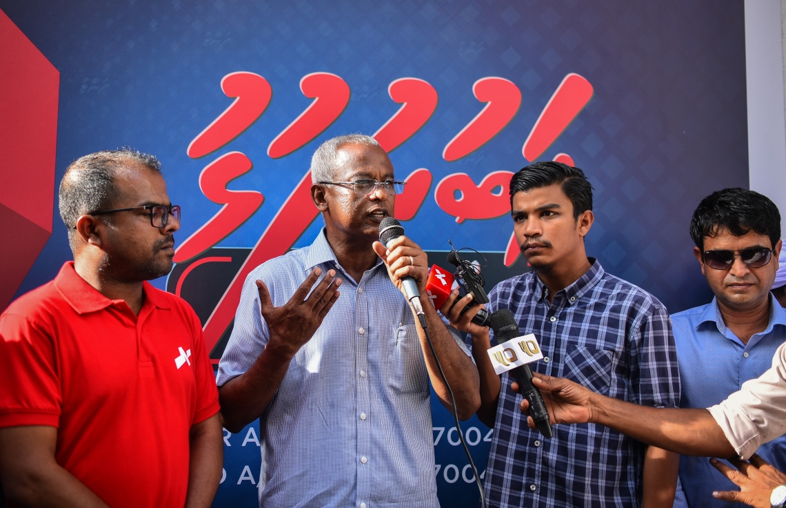 މާލެ: އޮގަސްޓް 10، 2018- އިދިކޮޅު ކޯލިޝަނުން ބޭއްވި މުޒާހަރާއެއްގައި ދެއްކި ވާހަކަތަކެއް ބްރޯޑްކާސްޓް ކުރުމުން ދެ މިލިއަން ރުފިޔާއިން ޖޫރިމަނާ ކޮށްފައިވާ ރާއްޖެ ޓީވީ އަށް އެ ފައިސާ ހޯދައިދޭން "އަބުރުފުޅު ފަންޑު" ގެ ނަމުގައި ފޮއްޓެއް ރަސްމީކޮށް ހުޅުއްވައި ދެއްވުމަށް ފަހު، އިދިކޮޅު ރިޔާސީ ކެންޑިޑޭޓް އިބްރާހިމް މުހައްމަދު ސޯލިހް (އިބޫ) ވާހަކަ ދައްކަވާއިރު، އޭނާގެ އަރިހުގައި އެ ސްޓޭޝަންގެ ސީއޯއޯ ހުސައިން ފިޔާޒް މޫސާ (ވ) މަޑުކޮށްލައްވައިގެން.---ފޮޓޯ: އަހުމަދު ނިޝާތު/މިހާރު