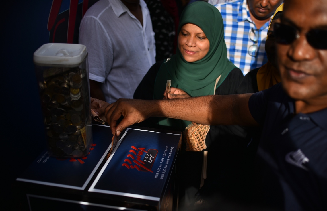 މާލެ: އޮގަސްޓް 10، 2018- އިދިކޮޅު ކޯލިޝަނުން ބޭއްވި މުޒާހަރާއެއްގައި ދެއްކި ވާހަކަތަކެއް ބްރޯޑްކާސްޓް ކުރުމުން ދެ މިލިއަން ރުފިޔާއިން ޖޫރިމަނާ ކޮށްފައިވާ ރާއްޖެ ޓީވީ އަށް އެ ފައިސާ ހޯދައިދޭން "އަބުރުފުޅު ފަންޑު" ގެ ނަމުގައި ހުޅުވި ފޮއްޓަށް މަކުނުދޫ ދާއިރާގެ އަދާލަތު ޕާޓީގެ މެމްބަރު އަނާރާ ނައީމާއި ނޮޅިވަރަމް ދާއިރާގެ މެމްބަރު ހުސައިން އަރީފް ފައިސާގެ އެހީއެއް ވެ ދެއްވަނީ.---ފޮޓޯ: އަހުމަދު ނިޝާތު/މިހާރު