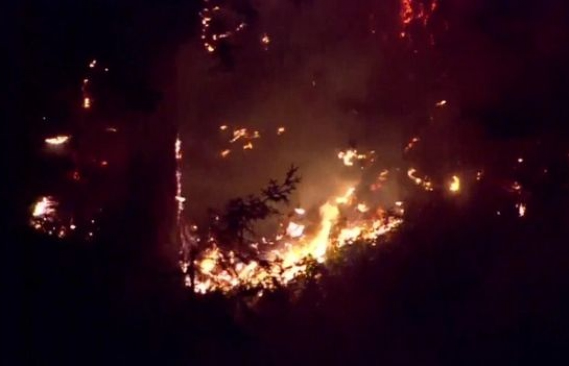 ބޯޓު ވެއްޓުމާ އެކު ވަނީ އަލިފާން ރޯވެފައި. --ފޮޓޯ:ސީބީއެސް