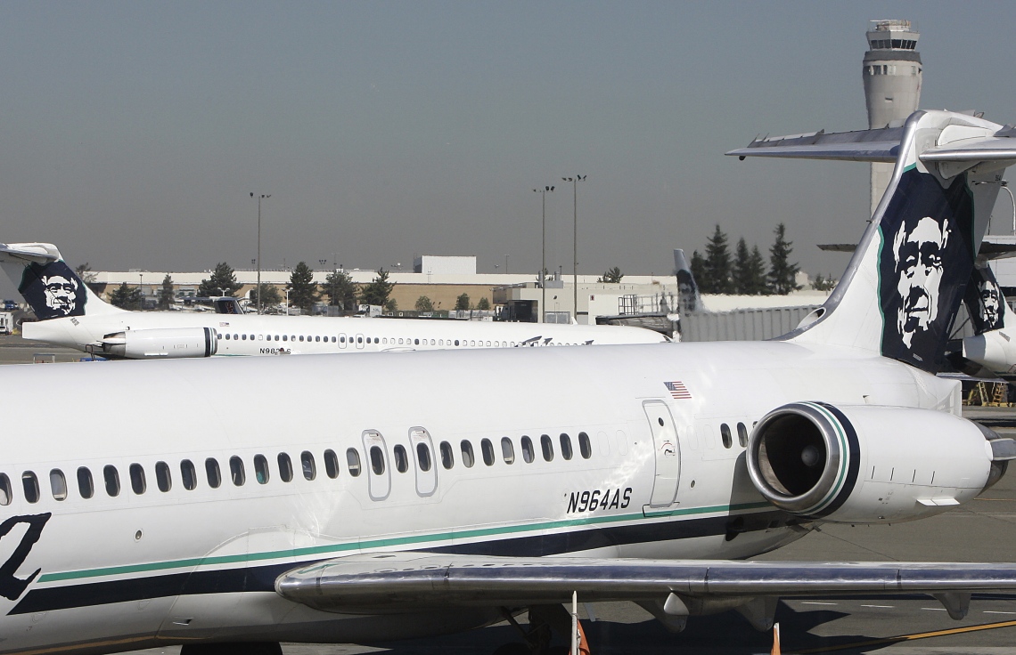 އެލަސްކާ އެއާލައިންސްގެ މަތިންދާ ބޯޓެއް ސިއެޓްލް-ޓެކޮމާ އެއާޕޯޓުގައި. --ފޮޓޯ:އޭއެފްޕީ