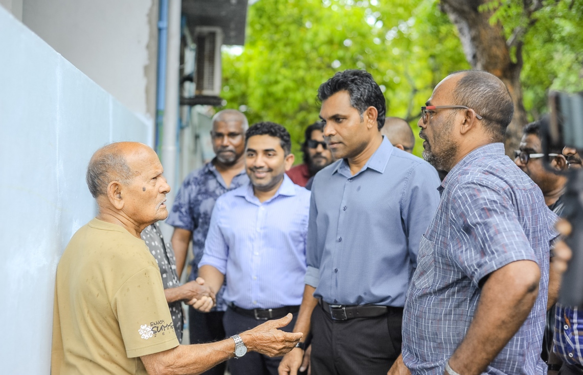 މި އަހަރުގެ ރިޔާސީ އިންތިޚާބުގައި ވާދަކުރައްވާ އިިދކޮޅު ކެންޑިޑޭޓް އިބްރާހިމް މުހައްމަދު ސޯލިހް (އިބޫ) ގެ ރަނިންމޭޓް ފައިސަލް ނަސީމް ވިލިމާލޭގައި ކުރިއަށް ގެންދިޔަ ކެމްޕެއިންގެ ތެރެއިން އުމުރުން ދުވަސްވީ މީހަކާ ވާހަކަ ދައްކަވަނީ.---ފޮޓޯ: އިބްރާހިމް އަސްއަދު